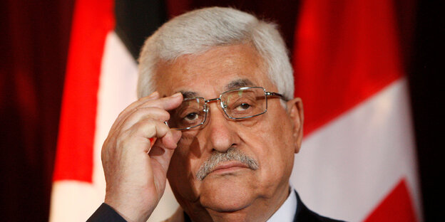 Mahmud Abbas fasst sich an die Brille Mahmud Abbas fasst sich an die Brille