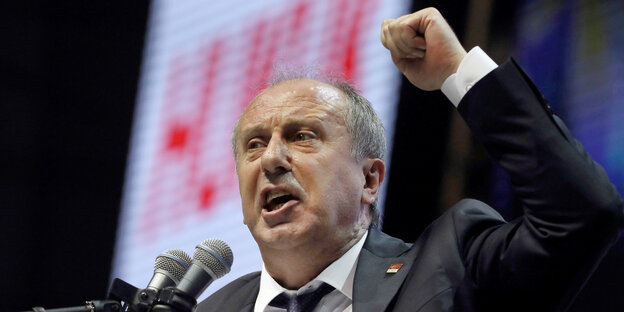 Muharrem Ince mit erhobener Faust vor einem Mikrofon Muharrem Ince mit erhobener Faust vor einem Mikrofon