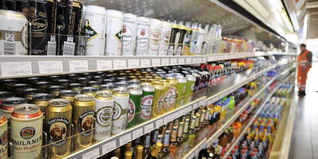 Kühlregal voll Dosenbier Kühlregal voll Dosenbier