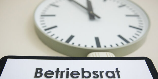Schild "Betriebsrat", darüber eine Uhr Schild "Betriebsrat", darüber eine Uhr