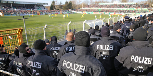Polizisten auf den Rängen eines Fußballspiels Polizisten auf den Rängen eines Fußballspiels