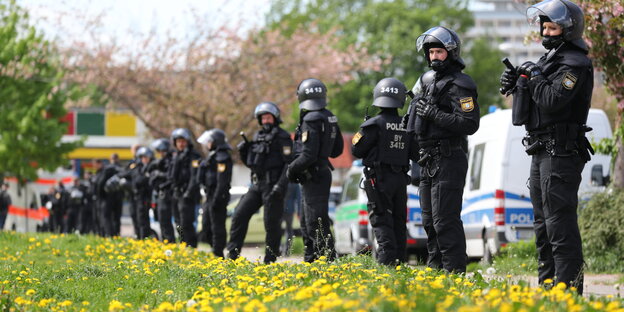01.05.2018 Sachsen, Chemnitz: Polizisten warten am Straßenrand auf eine Demonstration der Mai-Kundgebungen. 01.05.2018 Sachsen, Chemnitz: Polizisten warten am Straßenrand auf eine Demonstration der Mai-Kundgebungen.