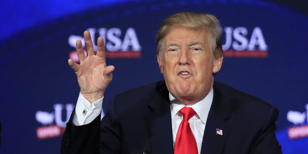 Donald Trump mit krallenartig erhobener rechter Hand Donald Trump mit krallenartig erhobener rechter Hand