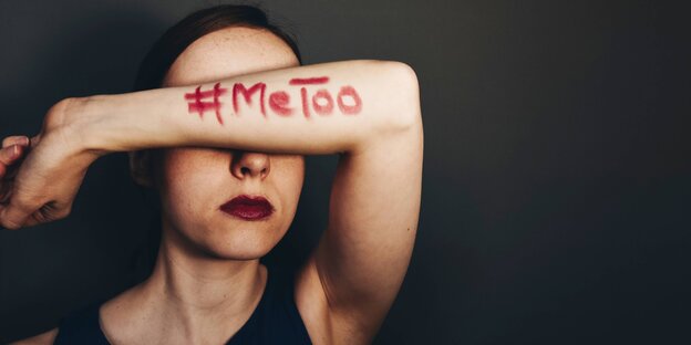Eine Frau hält sich den Arm vor das Gesicht, auf dem Arm steht in rot: MeToo Eine Frau hält sich den Arm vor das Gesicht, auf dem Arm steht in rot: MeToo