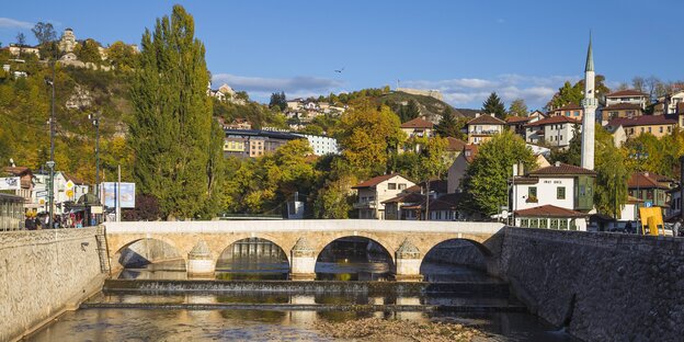 Stadtansicht von Sarajevo am Flußufer Stadtansicht von Sarajevo am Flußufer