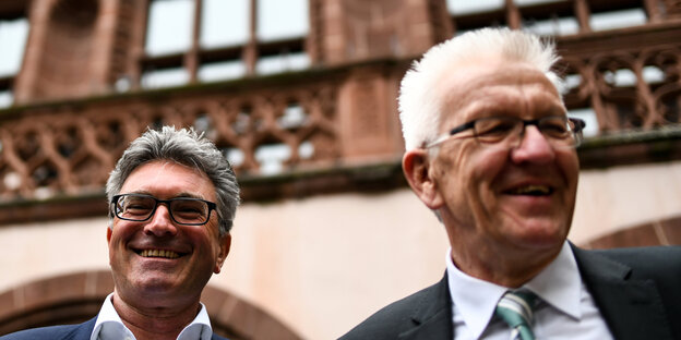 Der bisherige Freiburger Oberbürgermeister Dieter Salomon und Winfried Kretschmann lachen Der bisherige Freiburger Oberbürgermeister Dieter Salomon und Winfried Kretschmann lachen