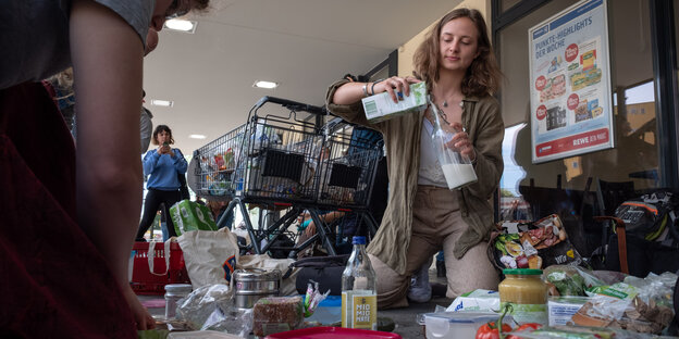 Vor einem Rewe-Supermarkt in Berlin werden die Lebensmittel in nachhaltige Gefäße umgefüllt Vor einem Rewe-Supermarkt in Berlin werden die Lebensmittel in nachhaltige Gefäße umgefüllt