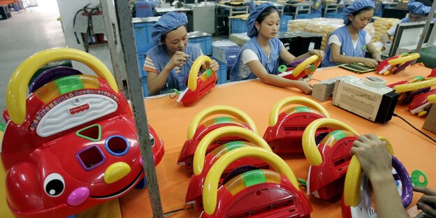 Arbeiterinnen in einer chinesischen Fabrik setzen Kassettenrekorder in Form von Spielzeugautos zusammen Arbeiterinnen in einer chinesischen Fabrik setzen Kassettenrekorder in Form von Spielzeugautos zusammen