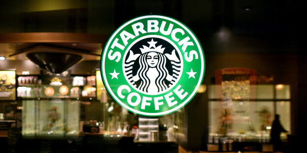 Eine Reklametafel mit dem Logo der Cafehauskette Starbucks Coffee leuchtet an einer Filiale des Unternehmens. Eine Reklametafel mit dem Logo der Cafehauskette Starbucks Coffee leuchtet an einer Filiale des Unternehmens.