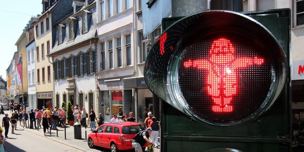 ein rotes Ampellicht, das Ampelmännchen stellt Karl Marx dar