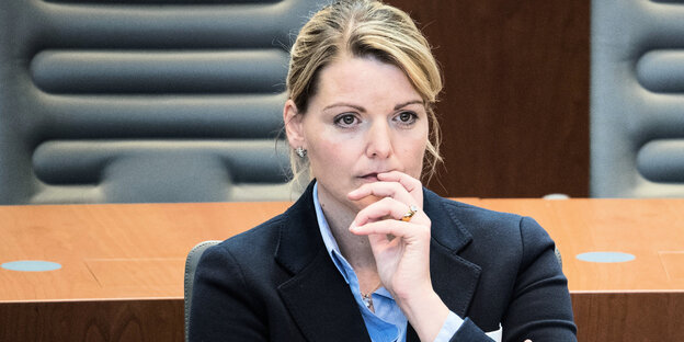 Christina Schulze Föcking verfolgt eine Debatte im Landtag Christina Schulze Föcking verfolgt eine Debatte im Landtag