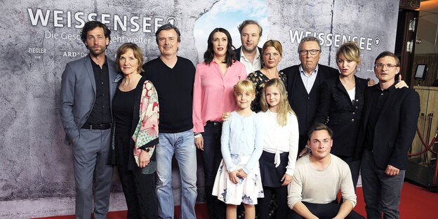 SchauspielerInnen der ARD-Serie „Weissensee“ posieren bei der Premierenfeier der neuen Staffel für die Kamera SchauspielerInnen der ARD-Serie „Weissensee“ posieren bei der Premierenfeier der neuen Staffel für die Kamera
