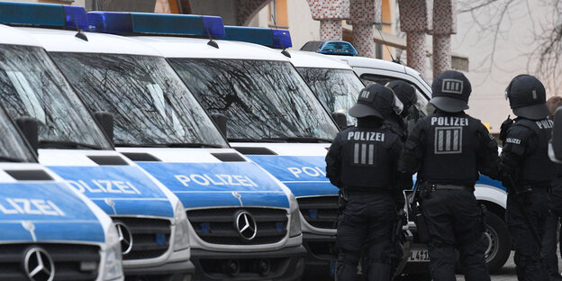 Polizisten vor Autos Polizisten vor Autos