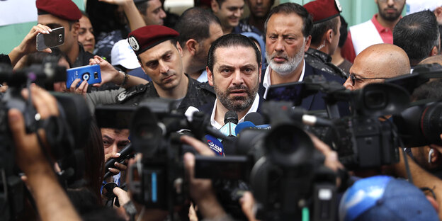 Der ehemalige libanesische Ministerpräsident Hariri umringt von Kameras und Journalisten Der ehemalige libanesische Ministerpräsident Hariri umringt von Kameras und Journalisten