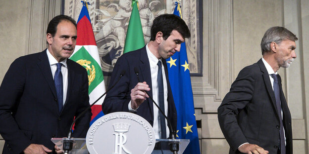 Luigi Di Maio bei einer Pressekonferenz Luigi Di Maio bei einer Pressekonferenz