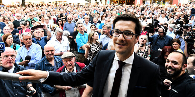 Der neue Freiburger Oberbürgermeister Martin Horn steht vor vielen Menschen vor dem Rathaus Der neue Freiburger Oberbürgermeister Martin Horn steht vor vielen Menschen vor dem Rathaus