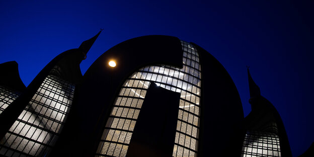 Erleuchtete Fenster einer Moschee vor dem Abendhimmel