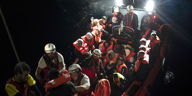 Menschen in der Dunkelheit auf einem Boot