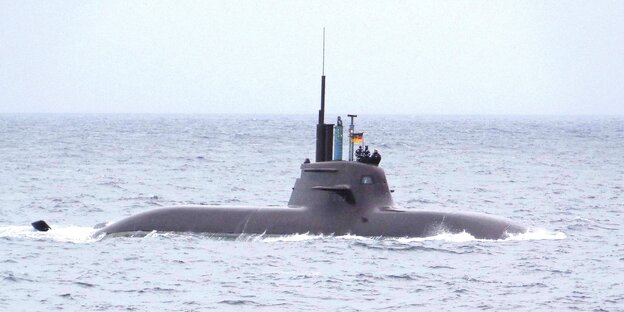 ein halbaufgetauchtes U-Boot im Wasser ein halbaufgetauchtes U-Boot im Wasser
