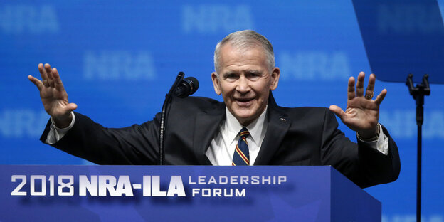 Oliver North am Rednerpult einer Veranstaltung der NRA Oliver North am Rednerpult einer Veranstaltung der NRA