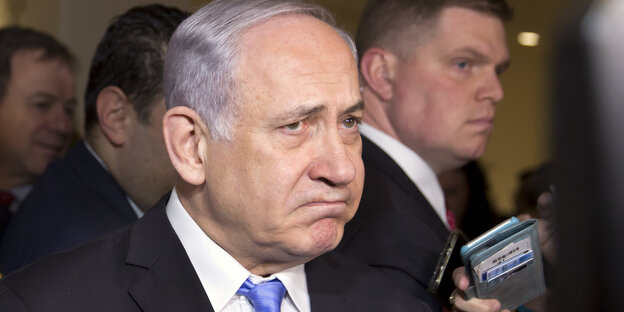 Israels Regierungschef Benjamin Netanjahu vor israelischer Fahne. Israels Regierungschef Benjamin Netanjahu vor israelischer Fahne.