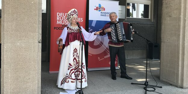 Sängerin und Akordeonspieler in russischer Tracht Sängerin und Akordeonspieler in russischer Tracht