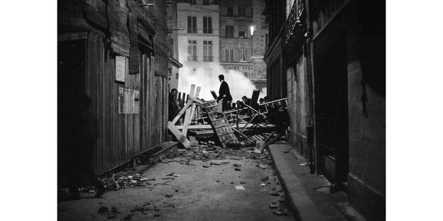 Ein Student steht in Paris auf Barrikaden aus Sperrholz Ein Student steht in Paris auf Barrikaden aus Sperrholz
