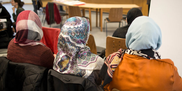 Drei Frauen mit Kopftuch im Berliner Gerichtssaal Drei Frauen mit Kopftuch im Berliner Gerichtssaal