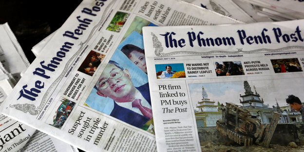 Mehrere Ausgaben der Phnom Penh Post liegen übereinander Mehrere Ausgaben der Phnom Penh Post liegen übereinander