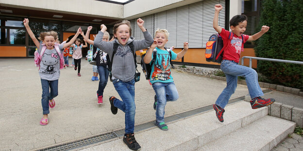 Kinder rennen von einem Gebäude weg Kinder rennen von einem Gebäude weg
