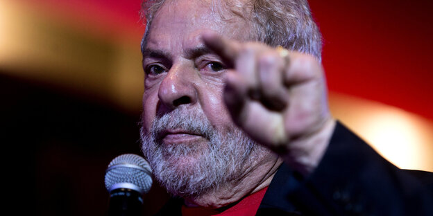 Brasiliens ehemaliger Präsident Luiz Inácio Lula da Silva spricht bei einem Treffen mit Unterstützern Brasiliens ehemaliger Präsident Luiz Inácio Lula da Silva spricht bei einem Treffen mit Unterstützern