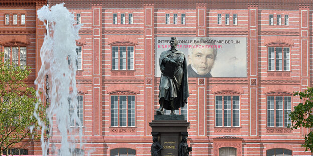 Das Denkmal von Karl Friedrich Schinkel steht am 19.08.2015 in Berlin auf dem am Schinkelplatz vor der Schaufassade der Berliner Bauakademie Das Denkmal von Karl Friedrich Schinkel steht am 19.08.2015 in Berlin auf dem am Schinkelplatz vor der Schaufassade der Berliner Bauakademie