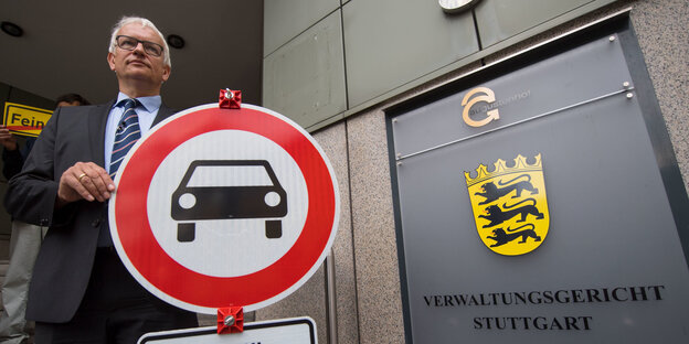 Ein Mann mit einem Schild Ein Mann mit einem Schild
