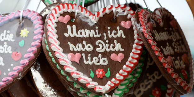 Auf einem Lebkuchenherz steht: Mami, ich hab Dich lieb Auf einem Lebkuchenherz steht: Mami, ich hab Dich lieb