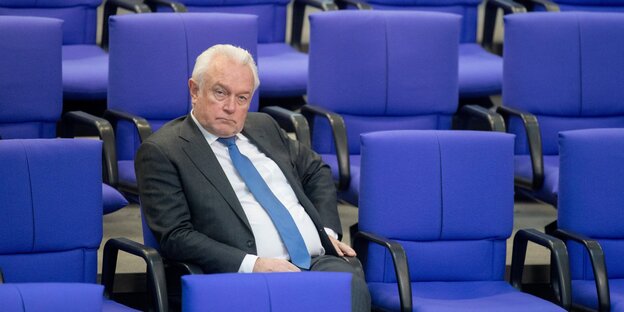Ein Mann sitzt in den Sitzreihen des Bundestags, es ist Wolfgang Kubicki Ein Mann sitzt in den Sitzreihen des Bundestags, es ist Wolfgang Kubicki