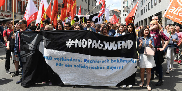 Menschen auf einer Demo Menschen auf einer Demo