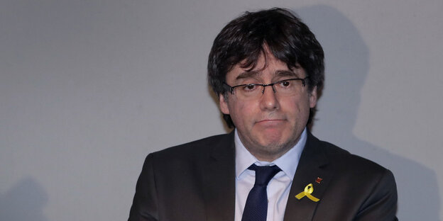 Carles Puigdemont schaut etwas traurig in die Kamera Carles Puigdemont schaut etwas traurig in die Kamera