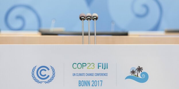 Ein leeres Podium bei der Bonner Klimakonferenz Ein leeres Podium bei der Bonner Klimakonferenz