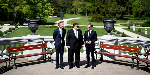 Die Außenminister von Lettland, Litauen und Deutschland stehen nebeneinander. Die Außenminister von Lettland, Litauen und Deutschland stehen nebeneinander.