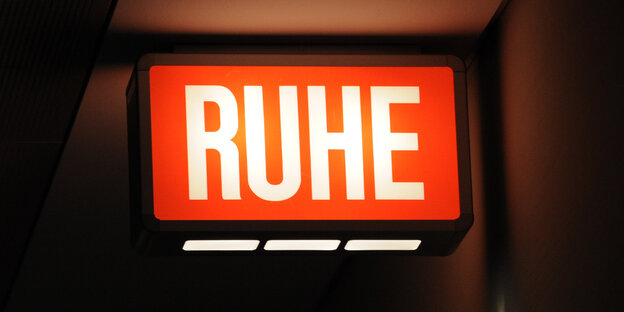 Ein rotes Leuchtschild, auf dem "Ruhe" steht