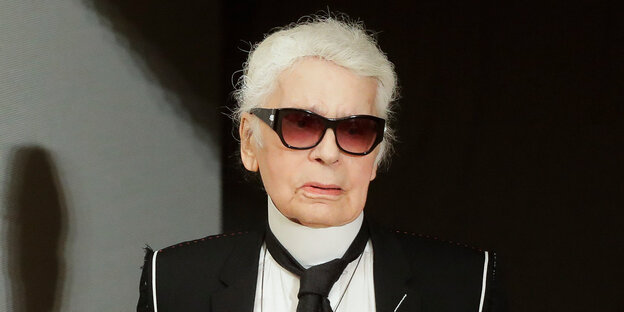 Ein Mann mit weißem Haar und Sonnenbrille Ein Mann mit weißem Haar und Sonnenbrille