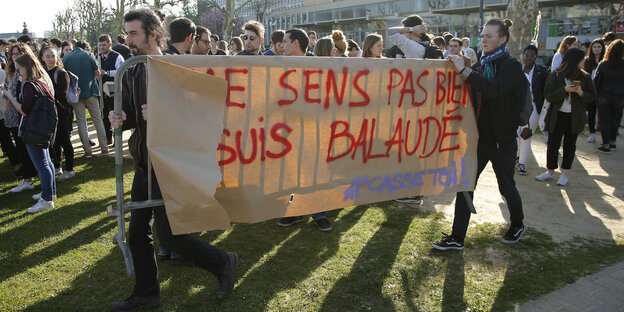 Protestierende Studierende der Universität Nanterre tragen ein Protest-Plakat Protestierende Studierende der Universität Nanterre tragen ein Protest-Plakat