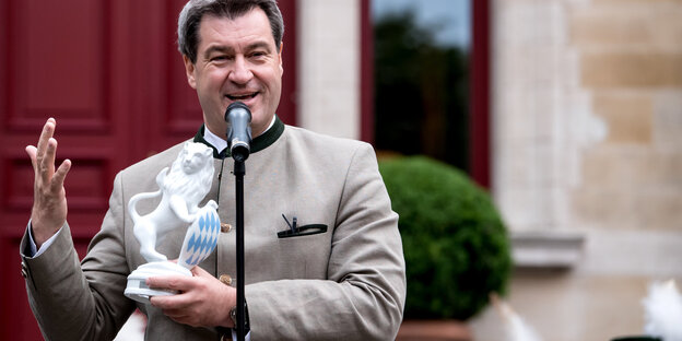 Markus söder spricht in ein Mikro Markus söder spricht in ein Mikro