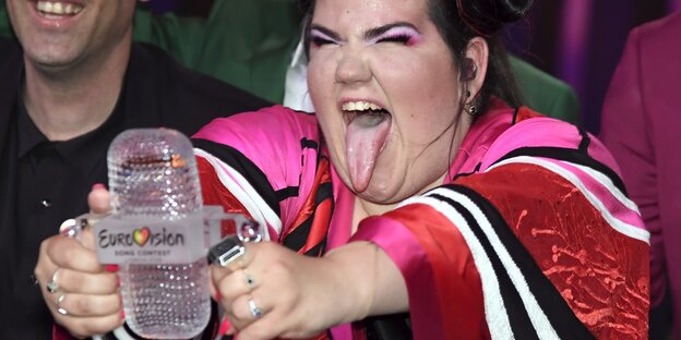 Netta mit ESC-Trophäe Netta mit ESC-Trophäe