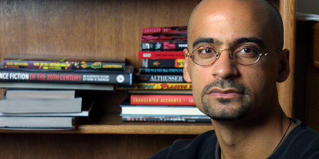 Junot Diaz vor einem Bücherregal Junot Diaz vor einem Bücherregal
