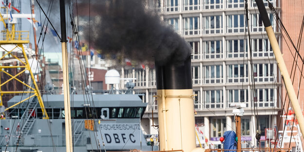 Ein rauchender Schlot eines Schiffes im Hamburger Hafen. Ein rauchender Schlot eines Schiffes im Hamburger Hafen.