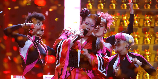 Sängerin Netta Barzilai mit ihren Tänzerinnen auf der Bühne Sängerin Netta Barzilai mit ihren Tänzerinnen auf der Bühne