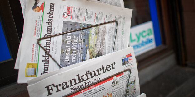Zeitungen der Frankfurter Rundschau und der Neuen Presse im Zeitungsständer Zeitungen der Frankfurter Rundschau und der Neuen Presse im Zeitungsständer