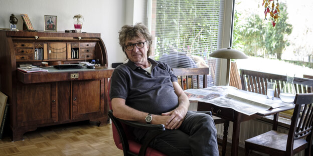 Ein 64-jähriger Mann mit vollen grauen Haaren und schwarzer Brille. Ein 64-jähriger Mann mit vollen grauen Haaren und schwarzer Brille.