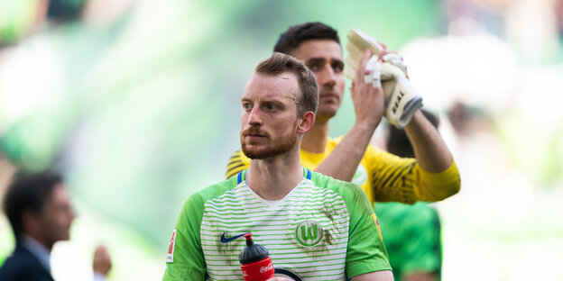 Ein junger Mann im grün-weißen Trikot des VfL Wolfsburg. Ein junger Mann im grün-weißen Trikot des VfL Wolfsburg.